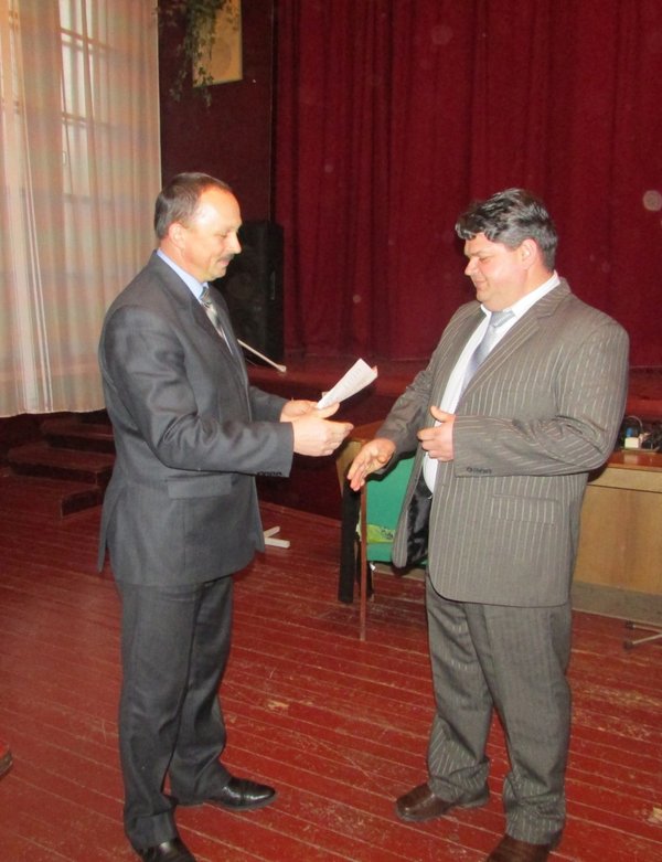 Директор коледжу Потабенко О.А. вручає грамоту переможцю конкурсу «Викладач року – 2014» в номінації «Перший з перших» Олійнику О.А.