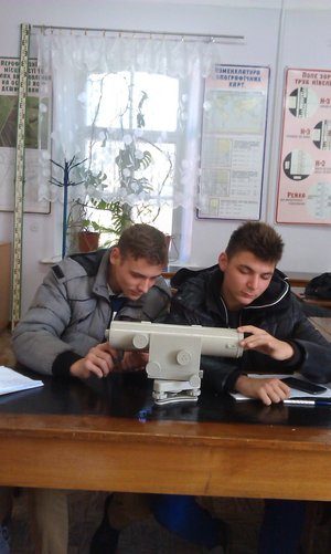 Студенти Олександр Рижій та В’ячеслав Ковальчук опановують високоточний нівелір Н-05