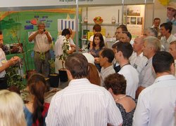 Доцент В.П.Майборода веде майстер-клас з вирощування саджанців на Агро-2012