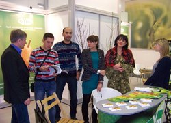 Співробітники Кримської фруктової компанії на експозиції