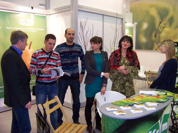 Співробітники Кримської фруктової компанії на експозиції