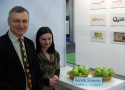 Олександр Мельник та Ольга Дрозд демонструють зразки яблук з УНУС