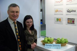 Олександр Мельник та Ольга Дрозд демонструють зразки яблук з УНУС