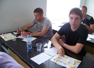 Андрій Чаплоуцький (зліва), Леонід Ременюк та Сергій Чепкий дегустують плоди за вдосконаленою на кафедрі методикою