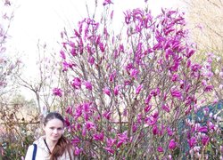 Ольга Дрозд в захопленні від квітуючого рододендрона