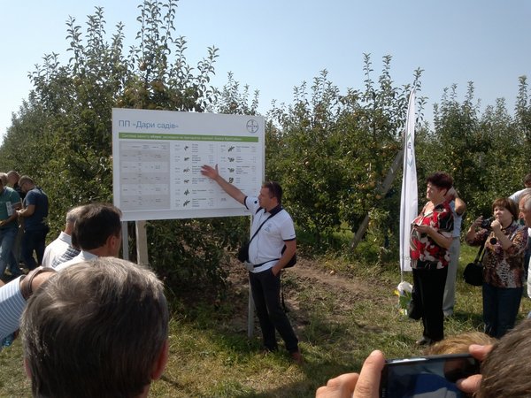 Демонстрація системи захисту яблуневого саду  від хвороб і шкідників препаратами компанії "Байєр"