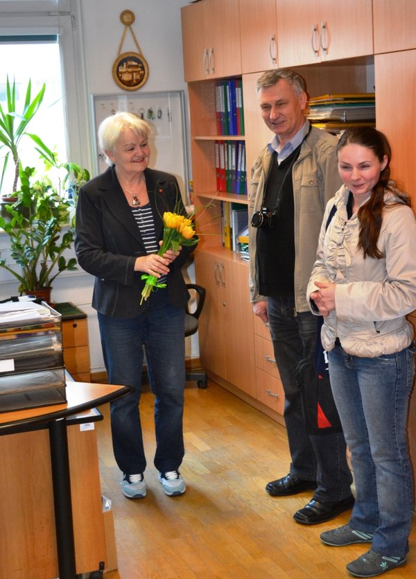 Квіти старшому лаборанту (секретарю) кафедри пані Дзюбан вручила Ольга Дрозд (крайня справа), яка два роки тому пройшла тут короткочасне наукове стажування