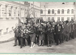 Колона ветеранів Великої вітчизняної війни в день 30 річчя Великої Перемоги