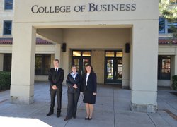 Учасники Програми біля головної будівлі Коледжу бізнесу (College of Business) в  Університеті Штату Колорадо (Colorado State University)