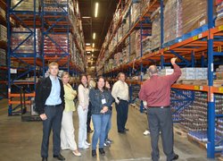 Координатори і учасники Програми оглядають складські приміщення підприємства Юніфайд гросерс, Каліфорнія
