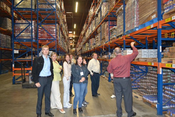 Координатори і учасники Програми оглядають складські приміщення підприємства Юніфайд гросерс, Каліфорнія
