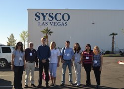 З координаторами Програми біля офісу дистриб'ютора сільськогосподарської продукції Сіско, Лас Вегас