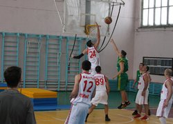 Спортивні змагання: товариська зустріч баскетбольних команд