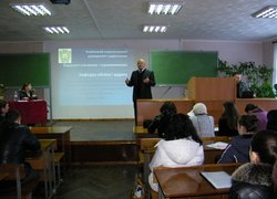 Завідувач кафедри обліку і аудиту, д.е.н., професор Уланчук В.С. дає настанови учасникам конференції