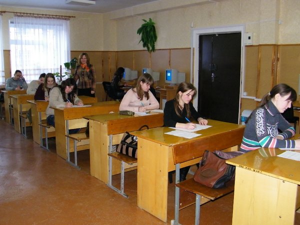 Член журі, доцент Шайко О.Г. контролює виконання практичних завдань  учасниками І етапу Всеукраїнської студентської олімпіади зі спеціальності „Облік і аудит”