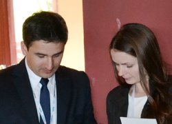 Ольга Дрозд і Кшиштоф Возняк уточняють контакти для подальшої співпраці