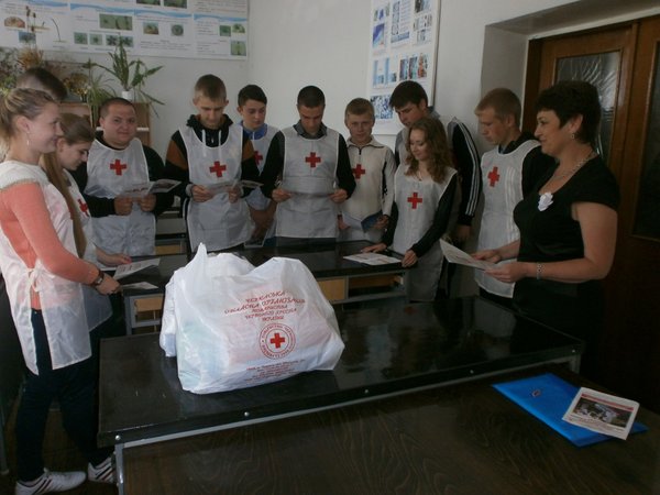 На  фото із головою профкому, головою первинної  організації Товариства Червоного Хреста НУС  М.І.Парубок - актив, волонтери