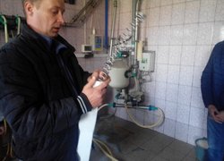 Володимир Осадченко демострує укладку фільтра для очищення молока
