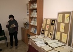 Наталія Михайлова демонструє колекційні рукописи