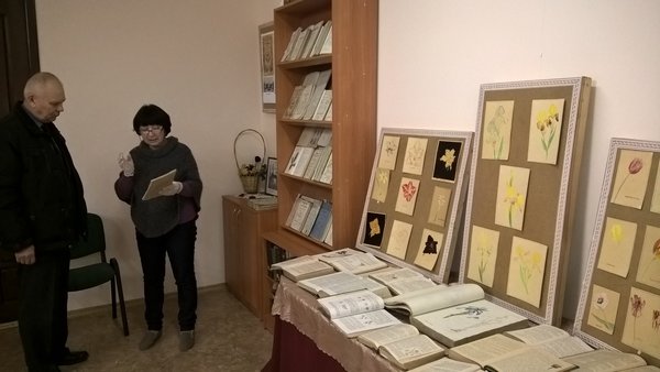 Наталія Михайлова демонструє колекційні рукописи