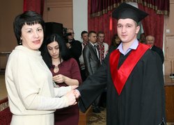 Веренюк Н. О. вітає випускника факультету менеджмент
