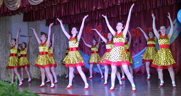 Учасниці театру танцю Модерн на сцені Уманського НУС
