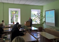 Професор Володимир Дідур під час доповіді