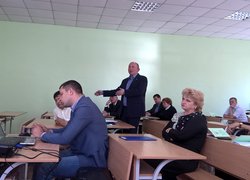 Доцент В'ячеслав Братішко під час обговорення доповідей