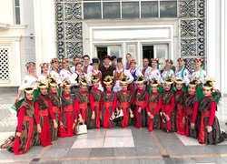 Грузія.Нивка і танцюристи з Індонезії