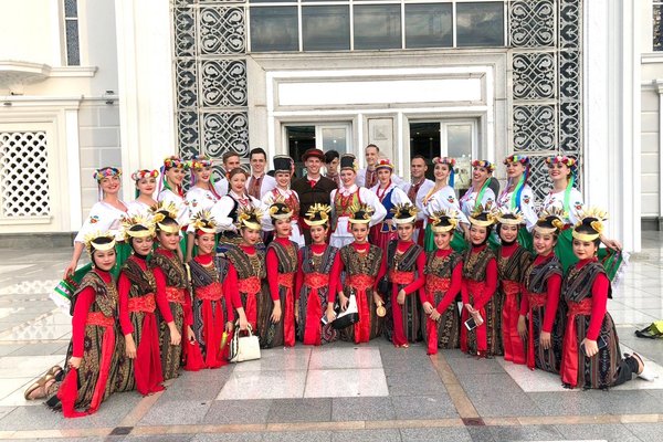 Грузія.Нивка і танцюристи з Індонезії