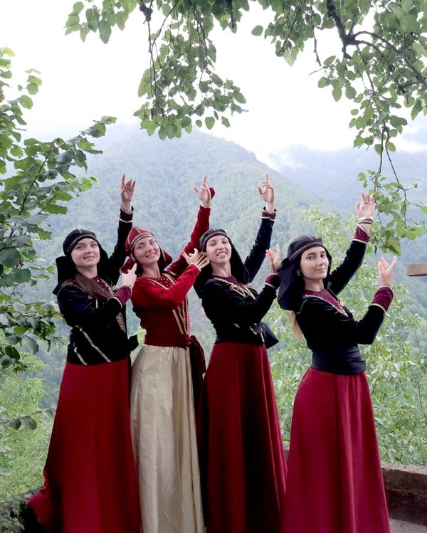 Учасниці ансамблю Нивка в національних грузинських костюмах