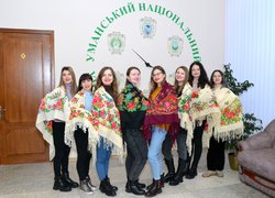 7 грудня - Всесвітній День української хустки