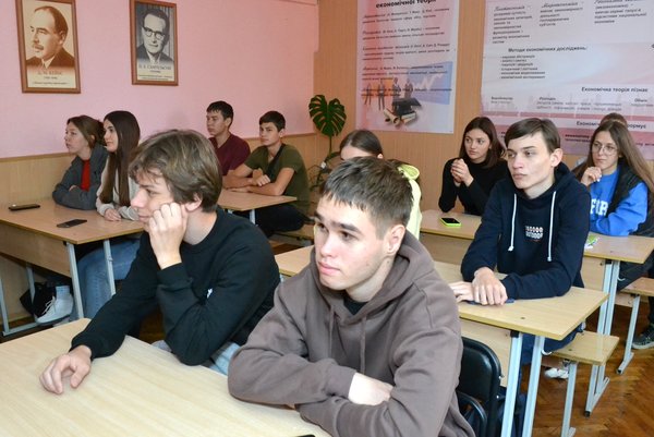 Що ви знаєте про Конституцію? Студенти-учасники дискусійного клубу досліджували головний Закон України