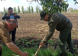 «Шевченко єднає Україну»: Керівництво Уманського НУС долучилось до висаджування дубів Кобзаря
