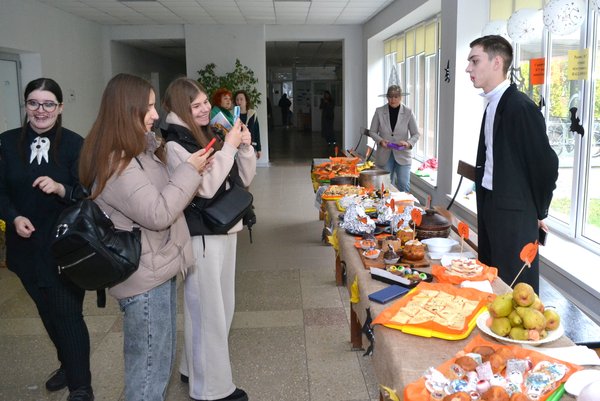 Ярмарок для підтримки ЗСУ в стилі Гелловін від факультету плодоовочівництва, екології та захисту рослин