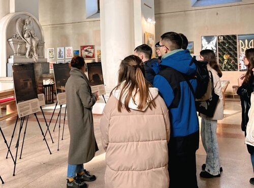 Війна очима людей: студенти факультету відвідали виставку \"(НЕ)помітні історії\"