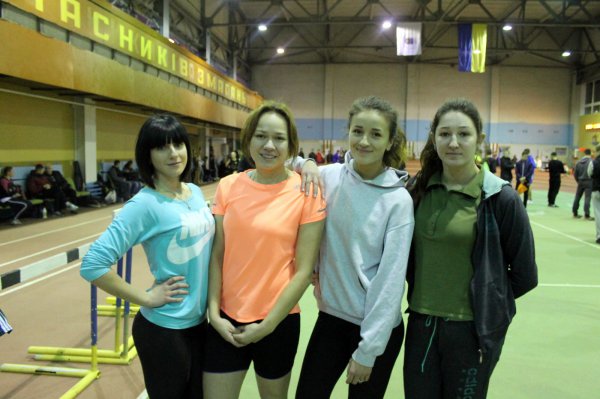 команда дівчат після бігу в естафеті 4 по 160 м