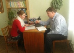 Доцент Мельник В'ячеслав Вікторович консультує студентку 52 -ом групи Людмилу Поліщук
