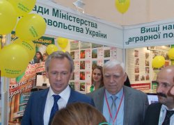 Міністр Мінагрополітики та продовольства України Микола Присяжнюк оглядає виставки вищих навчальних закладів