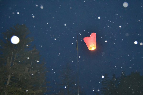 Запуск ліхтариків-сердець у вечірнє небо Умані
